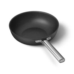 Smeg Wok Aluminium Antiadhésif 30 Cm Noir Mat -Fournitures Cuisine Boutique 133005 3 4 Wok aluminium antiadhesif 30 cm noir mat Smeg