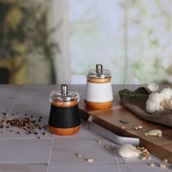 Moulin à Sel En Bois Effet Cuir Blanc -Fournitures Cuisine Boutique 200030 2 1 Moulin a sel en bois effet cuir blanc Ogo