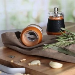 Moulin à Sel En Bois Effet Cuir Blanc -Fournitures Cuisine Boutique 200030 3 1 Moulin a sel en bois effet cuir blanc Ogo