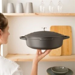 Cocotte Légère Basse Ronde En Fonte D'aluminium 28 Cm 4,1 L Coloris Noir -Fournitures Cuisine Boutique 203003 3 4 Cocotte legere basse ronde en fonte d aluminium 28 cm 4 1 L coloris noir Mathon