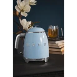Smeg Mini Bouilloire 0,8 L 1400 W KLF05PBEU Bleu Azur -Fournitures Cuisine Boutique 702031 3 4 Mini bouilloire 0 8 L 1400 W KLF05PBEU bleu azur Smeg